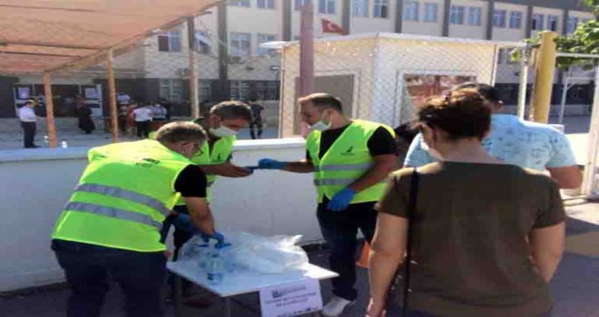 İzmir Büyükşehir'den YKS’de ter dökecek öğrencilere su ve maske desteği
