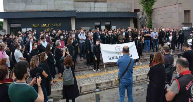 İzmir Adliyesi'nde ''Savunma Susmadı, Susmayacak'' sloganları
