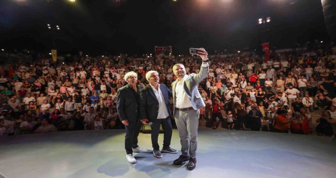 Buca'da Zeki & Metin Amfi Tiyatro'ya coşkulu açılış