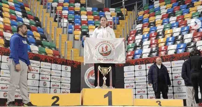 Karşıyakalı atlet Ayşenur Çelik Türkiye Şampiyonu