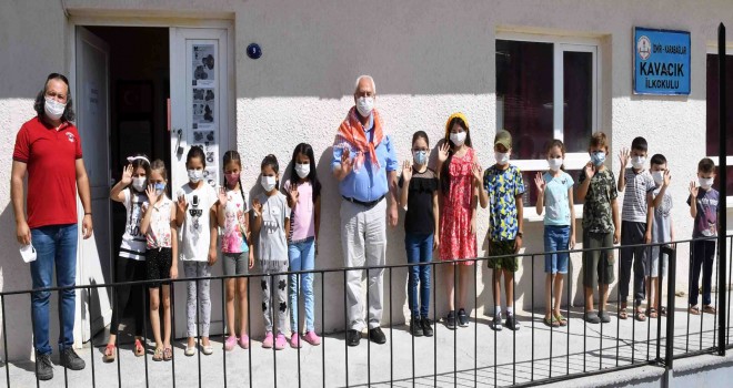 Başkan Selvitopu’dan çocuklara okul armağanı