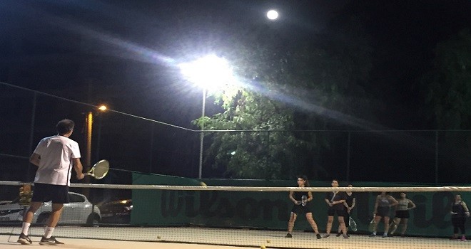 Karşıyaka’da gece tenis okulu açıldı