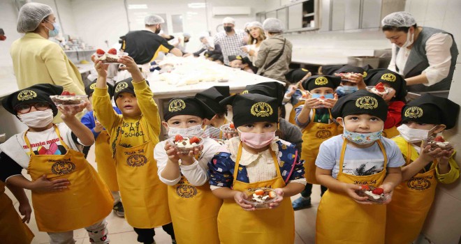 Karşıyakalı minikler pasta yapma atölyesinde