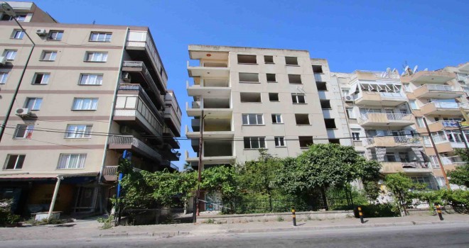 Bayraklı'da yan yatan bina onayın ardından yıkılacak