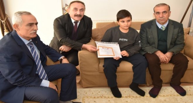 Camdan çocuğun karnesi Milli Eğitim Müdürü'nden