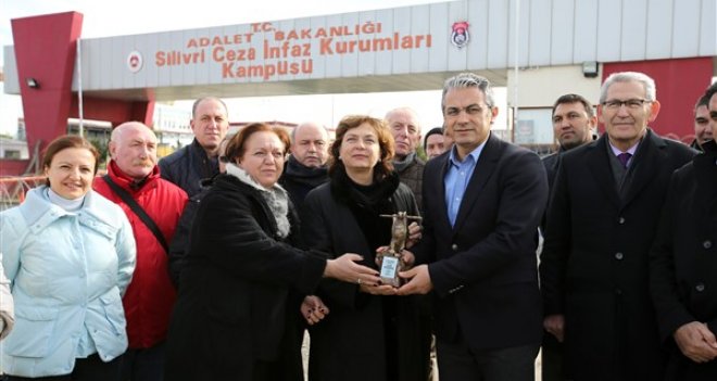 Can Dündar'ın ödülü Silivri'de verildi