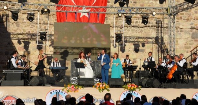 Çandarlı Kalesi’nde muhteşem akşam