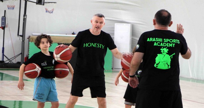 Alperen Şengün'ün antrenörü İzmir'de genç basketbolcularla buluştu