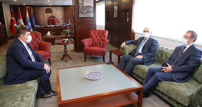 İzmir Valisi Karşıyaka Belediyesi'ni ziyaret etti