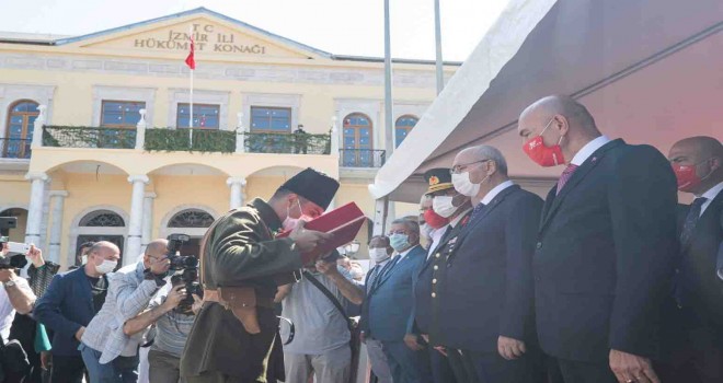 İzmir'in kurtuluşunun 98. yıldönümü için Cumhuriyet Meydanı'nda tören düzenlendi