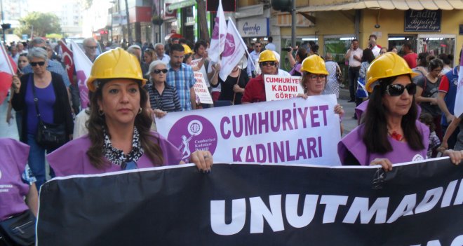 CDK Karşıyaka, yeni dini nikah kararını protesto etti...