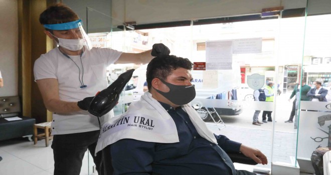 Bucalı kuaförler ilk siftahı Başkan Kılıç’la yaptı