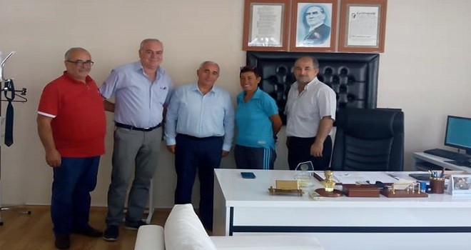 Karşıyaka Amatör Futbol Kulüpleri Halk Eğitim Müdürü'nü ziyaret etti