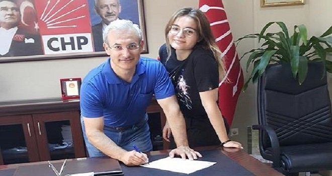 CHP İlçe Başkanı Yıldırım kızını partiye üye yaptı...