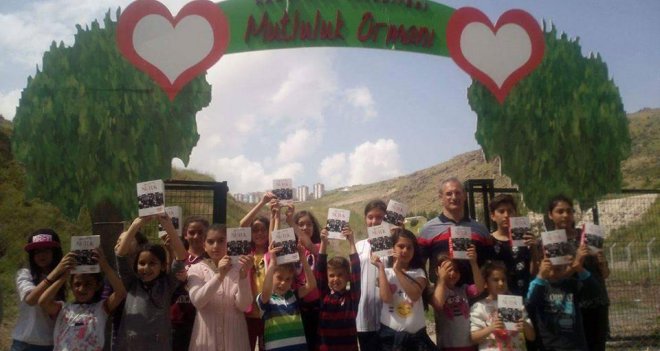 CHP Karşıyaka, çocuklarla fidan dikti