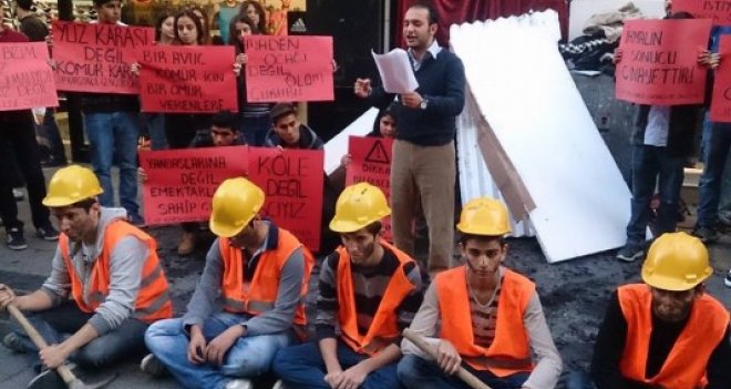 Chp Karşıyaka Gençlik Kolları'ndan Çarşı'da eylem