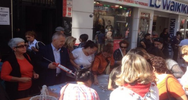 CHP Karşıyaka'nın mozaik etkinliği turistlerin ilgisini çekti