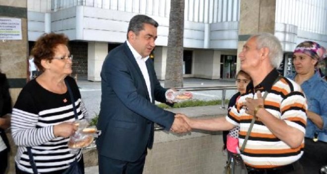 CHP Milletvekili Adaylarından İzmirli'lere Kahvaltı Sürprizi