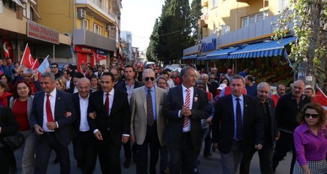 CHP’li adaylardan omuz omuza Cumhuriyet yürüyüşü