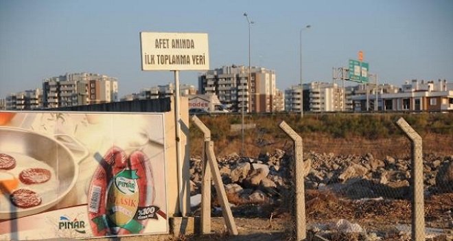 Çiğli Selçuk Yaşar Tesisleri'nin önü moloz çöplüğü oldu...