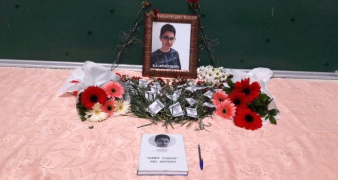 Cinayete kurban giden Ahmet'i arkadaşları sınıfında andı