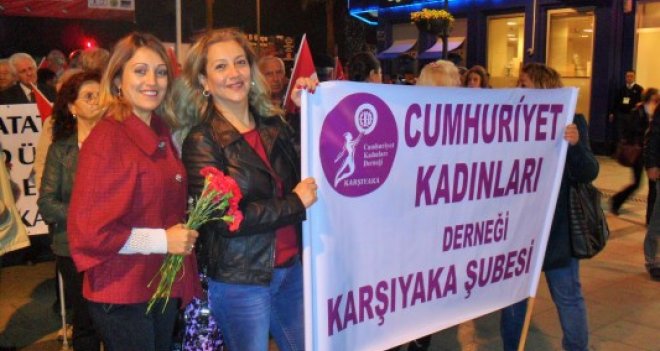 CKD Karşıyaka Şubesi Atatürk heykelini çiçeklerle süsledi