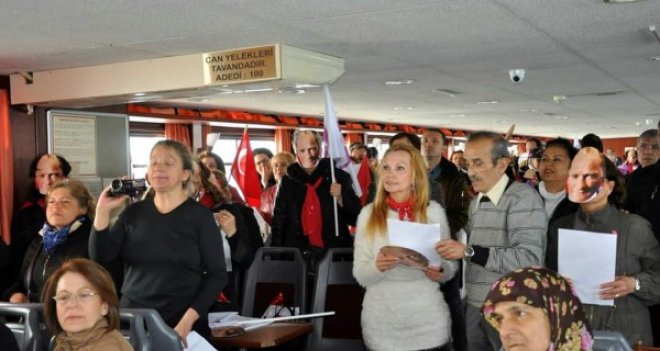 CKD Karşıyaka'nın çağrısıyla kadınlar Alsancak vapuruna çıkarma yaptılar