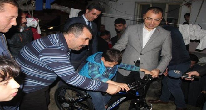 Cumhurbaşkanı'ndan darp edilen çocuğa bisiklet