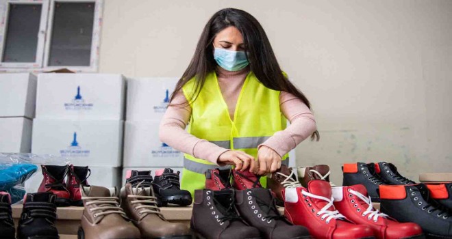 İzmir Büyükşehir’den öğrencilere kırtasiye, mont ve bot desteği