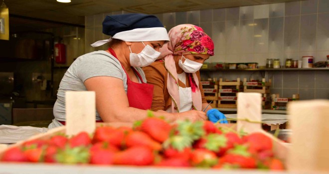 Narlıdere'nin üretici kadınları iş başında