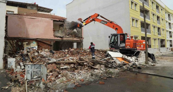 Gaziemir’de riskli yapılar yıkılıyor