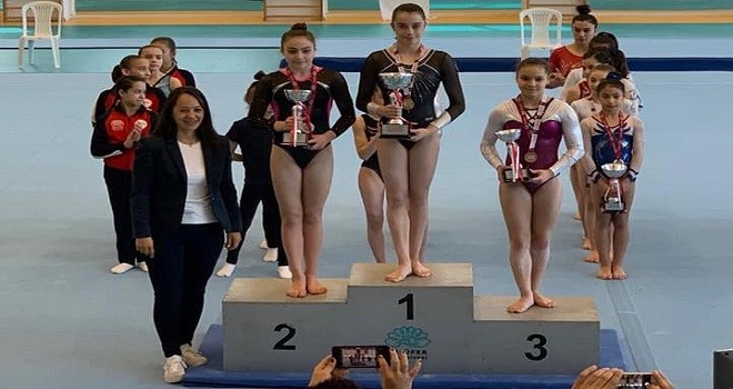 Karşıyakalı iki cimnastikçi kürsüde...