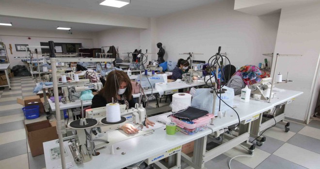 Bucalı kadınlar 25 bin maske üretecek