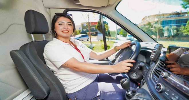 Gaziemir’in ilk kadın ambulans şoförü Hazal Sert