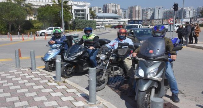 Karşıyaka Motorlu Kuryeler Derneği tepkisini sürdürüyor