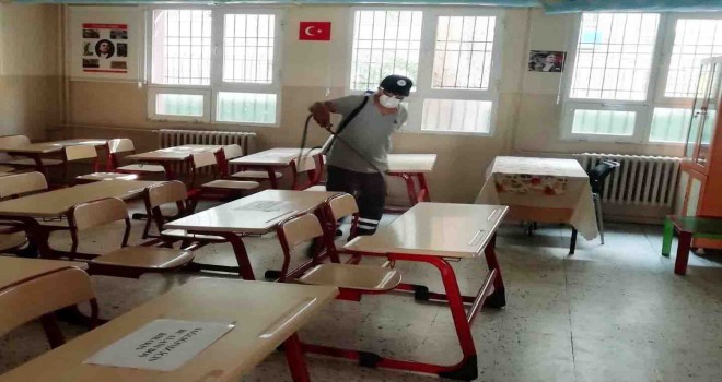 Karşıyaka'daki devlet okulları dezenfekte ediliyor