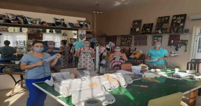 Seferihisar Belediyesi maskesini kendi yapıyor