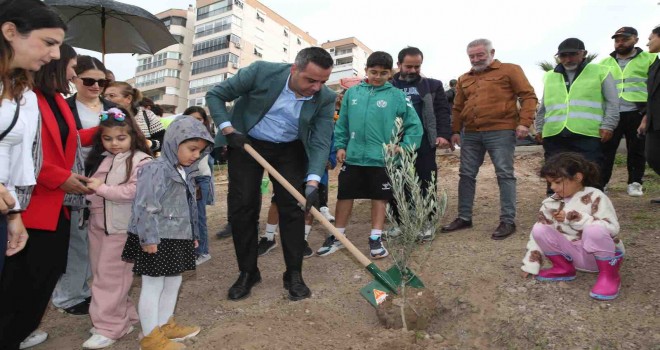 Çiğli’de 400 fidan toprakla buluştu