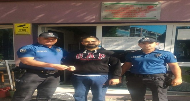Karşıyaka'da yerde 1000 TL bulan kişi parayı polise teslim etti