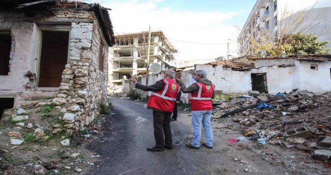 Buca’nın metruk binalarına can ve mal güvenliği önlemi