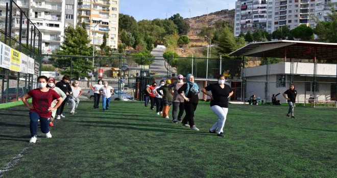 Çiğli’de kadınlar sabah sporunda buluşuyor