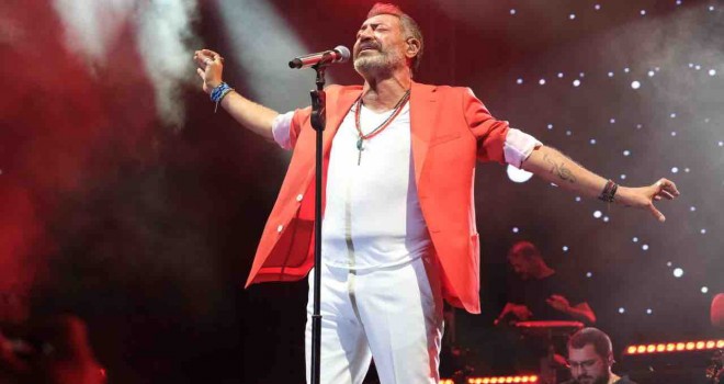 Menemen zaferi Hakan Altun ve Hüsnü Şenlendirici ile kutladı