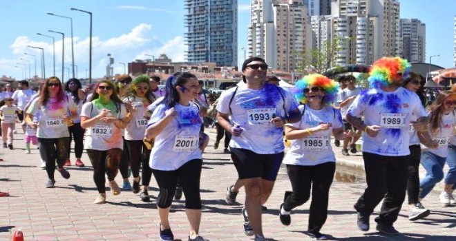 Colorsky 5K Renkli Koşu Festivali Karşıyaka'da düzenlendi