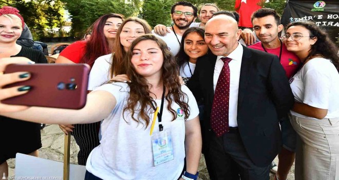 İzmir Büyükşehir Belediyesi’nden gençlere Kitap Kart desteği