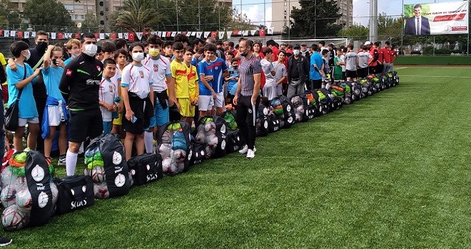 Karşıyaka Belediyesi'nden amatör futbol takımlarına destek