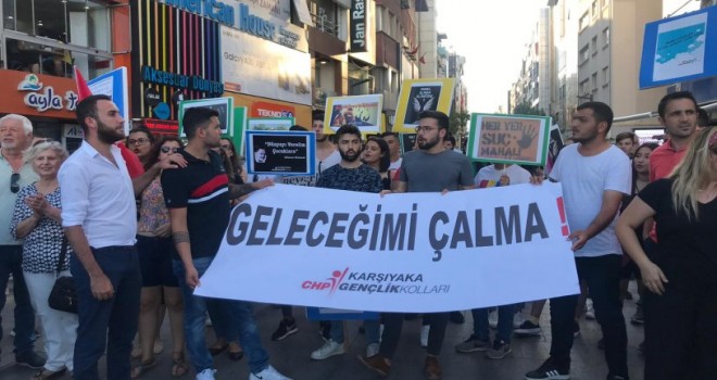 CHP Karşıyaka'da gençler çocuk istismarına tepki için yürüdü