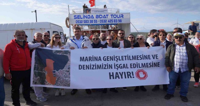 Marinaya karşı, tekneli protesto