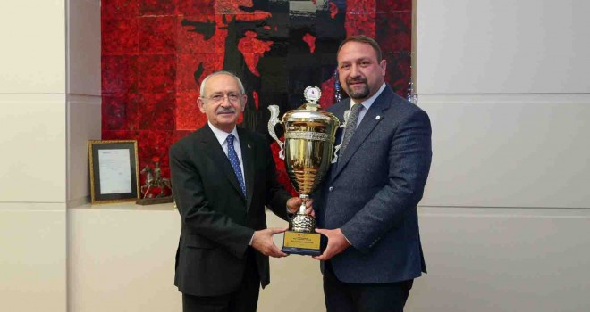 Gümrükçü en büyük kupayı Kılıçdaroğlu’na götürdü