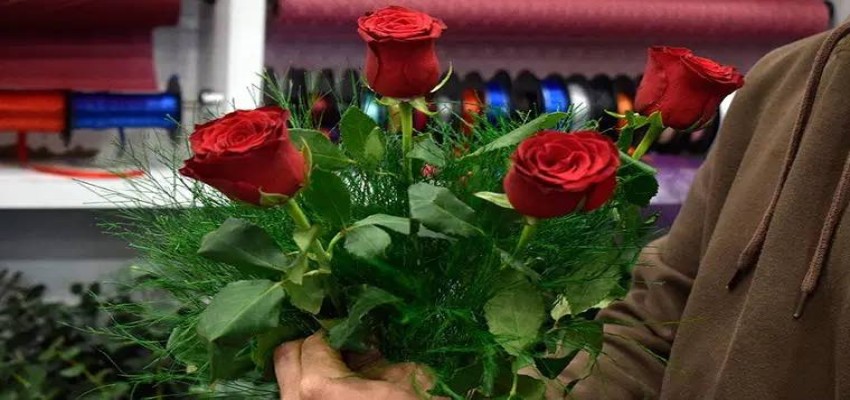 İzmir'de Sevgililer Günü mesaisi... 2,5 Milyon gül satışta