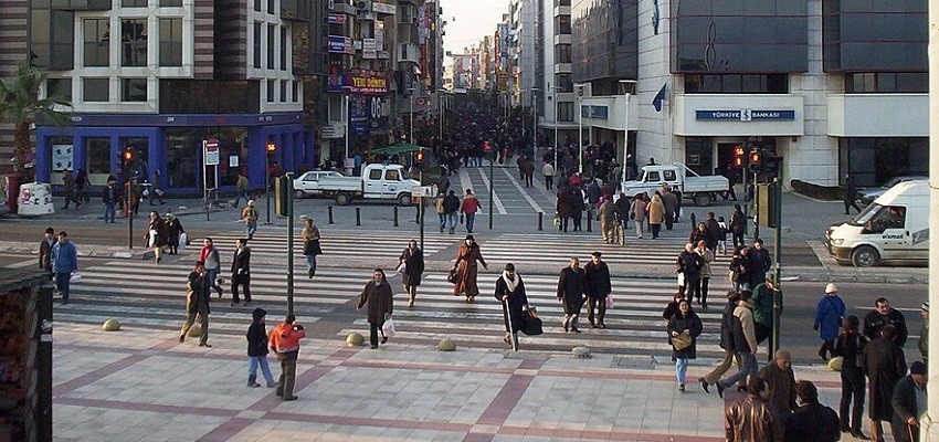 Karşıyakalılar üst geçit değil, battı çıktı istiyor…